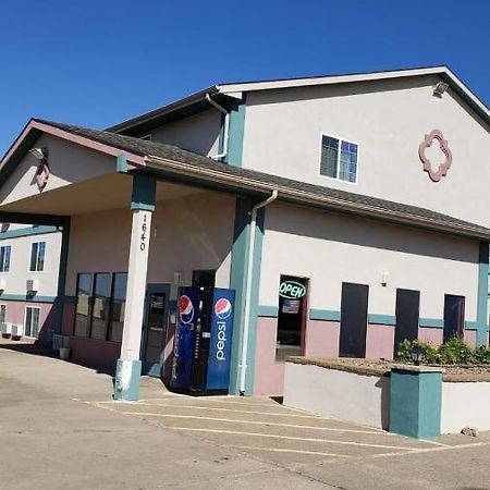 Value Inn & Suites Салайна Екстер'єр фото