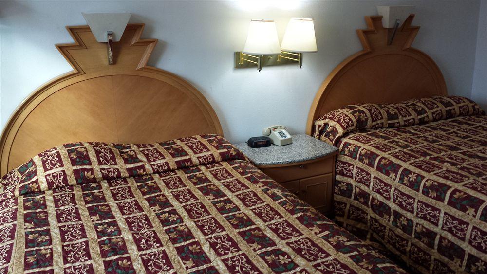 Value Inn & Suites Салайна Екстер'єр фото