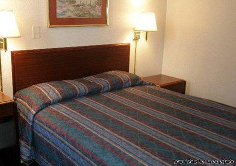 Value Inn & Suites Салайна Екстер'єр фото