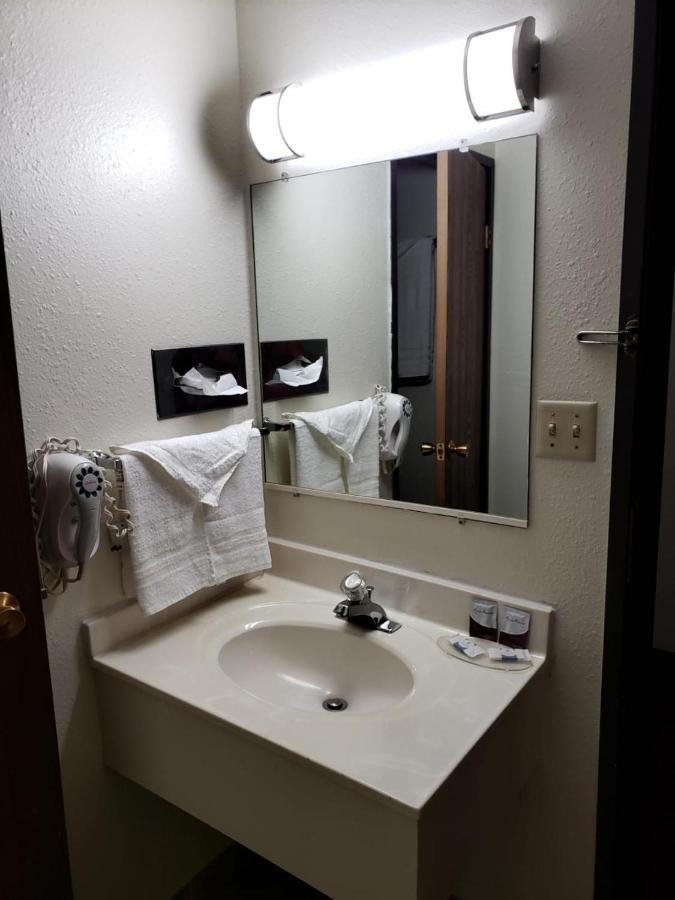 Value Inn & Suites Салайна Екстер'єр фото