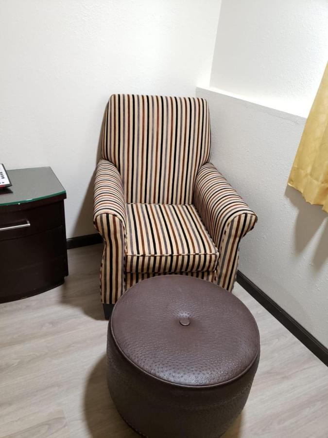 Value Inn & Suites Салайна Екстер'єр фото